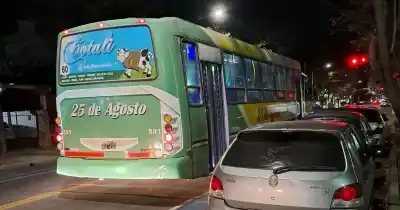 Madre denuncia que un colectivo de la Línea 108 no paró en el Hospital de Niños: "Me ignoró y nos dejó tiradas"