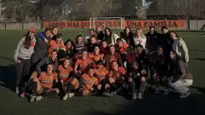 Las pibas de Adiur hicieron historia en el Viaducto y sueñan con la final