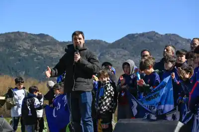El gobernador llegó a El Hoyo para su aniversario y dejó una batería de anuncios