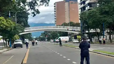 Drama en un puente de Tucumán: un hombre estuvo a punto de arrojarse y el tránsito colapsó