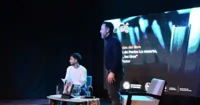 El periodista que destapó el misterio de las manos de Perón y llenó un auditorio en Santa Cruz