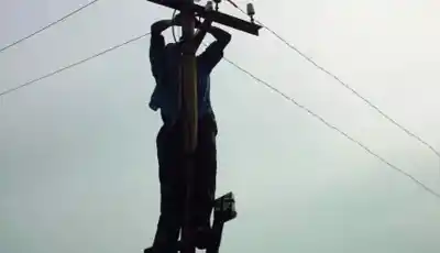 Se "colgó" de la red eléctrica en plena avenida y terminó arrestado