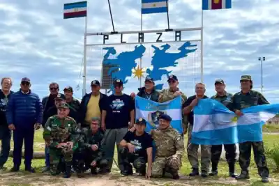 Emotivo encuentro en Santiago del Estero: veteranos de Malvinas visitaron una plaza que los honra