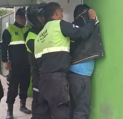 Intentó robar en un local y atacó a los vigías con una botella rota: el insólito final