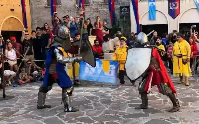 Un bosque encantado y combates con espadas: la feria que promete una jornada de pura magia
