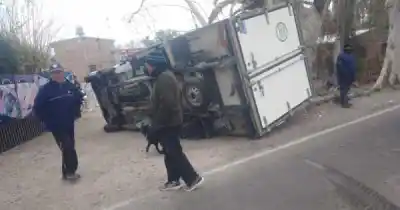 Giró para entrar a un comercio y el impacto lo hizo volcar en la ruta