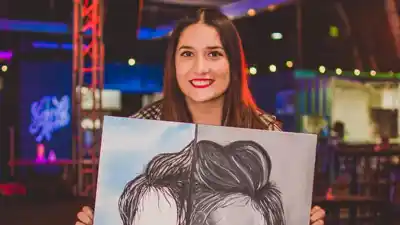 La docente que pintaba en secreto y hoy no da abasto: Miss Rosi desbordó su casa