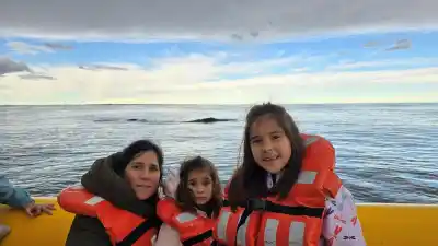 Ballenas en Las Grutas: el plan invernal que sorprendió a dos nenas