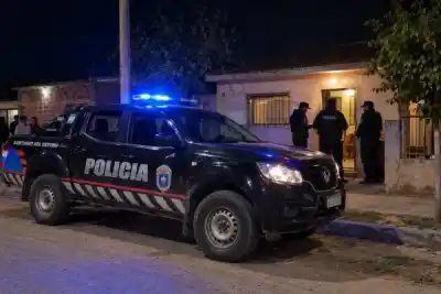 Una patota irrumpió en su casa y la arrastró de los pelos hasta la vereda