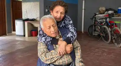Se separaron de chicos y un abrazo después de 80 años unió a la familia
