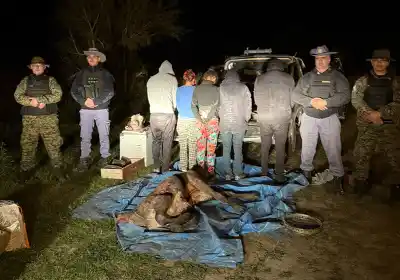 Los frenaron en un control rural y lo que llevaban en la caja los dejó presos