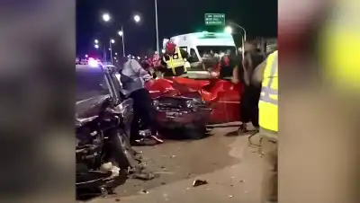 Un choque frontal sobre la Ruta 22 dejó a uno atrapado y obligó a un rescate dramático