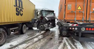 Dos camiones chocaron en la Ruta 7 por la nieve: el tránsito sigue cortado