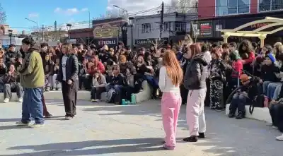 La batalla de Pilar: más de 200 jóvenes se midieron en una competencia de "farmear aura"