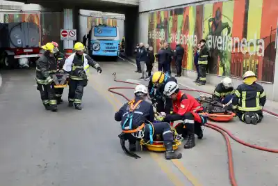 Simulacro sorpresa en Villa Domínico: bomberos de seis cuarteles se entrenaron juntos