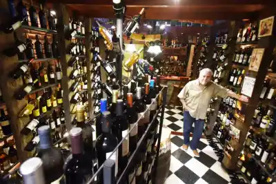 El tesoro escondido de Tucumán: un museo con 5.000 botellas de vino y la historia detrás de cada una
