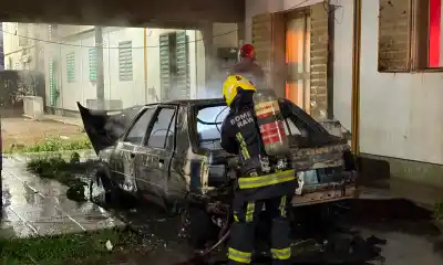 Un auto se incendió en un complejo de departamentos y los bomberos evitaron lo peor