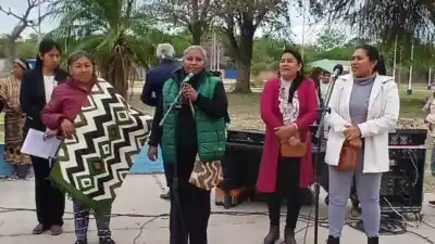 Mujeres wichí y toba se plantaron en la plaza de Ingeniero Juárez y lanzaron un pedido contundente