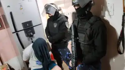 Le mandó mensajes pidiendo auxilio y un operativo con juez la rescató en Posadas