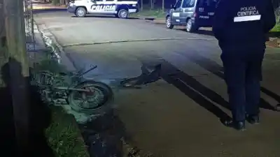 El momento en que una moto se prendió fuego en plena calle y el conductor escapó de milagro