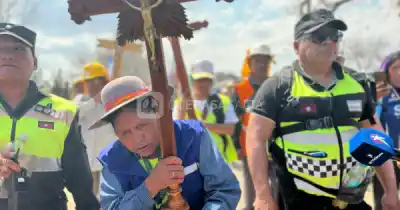 A sus 86 años, dejó la Puna y camina casi 400 kilómetros para rendir homenaje
