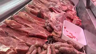Asado: cuánto más caro sale comprarlo en la carnicería que en el supermercado
