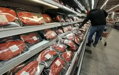 Robaron carne de un supermercado en Centenario, pero el dato que no esperaban los delató