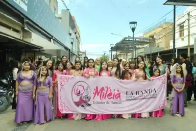 Más de 500 bailarines coparon las calles: así se vivió el primer Abrazo Bandeño