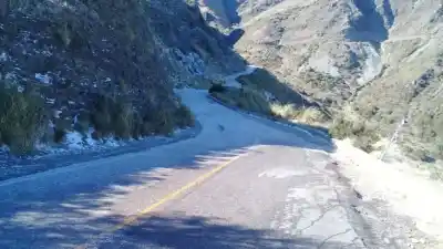 Siguen sin poder subir: el Camino al Filo de Merlo, cerrado por hielo y nieve