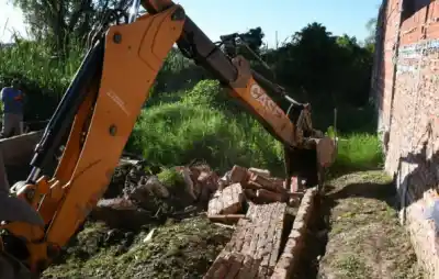El operativo que terminó con una construcción ilegal en la laguna de Villa Los Lirios