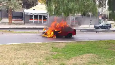 Un auto se prendió fuego en plena Circunvalación y el tránsito quedó paralizado