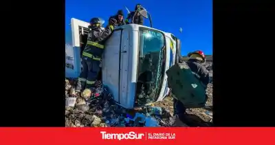 Volcó un camión recolector en el acceso sur de Caleta Olivia