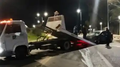 Chocó contra dos autos en la Ruta 3 y escapó dejando su vehículo destrozado