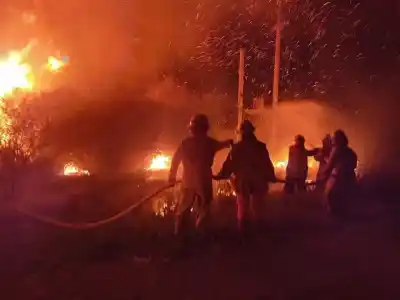 Incendio en la Ruta 34: bomberos de dos localidades trabajaron toda la madrugada