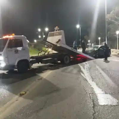 Embistió a dos autos en una curva y escapó: qué buscan los investigadores