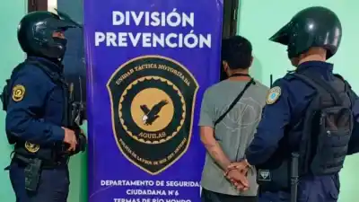 Huida desesperada en Las Termas: Delincuente conocido trepó techos para escapar de la policía