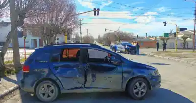 Un móvil policial chocó contra un auto en Río Gallegos y dejó siete heridos