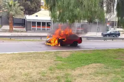 Un auto se incendió en plena Circunvalación y quedó reducido a cenizas
