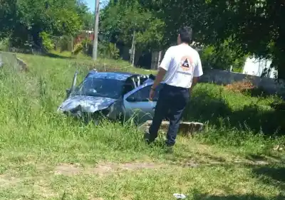 Vuelco en Monteros: “Otro auto cayó a un canal”
