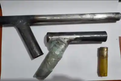 Lanzaron bombas molotov y balearon una casa en La Paz: la Policía encontró un arsenal casero