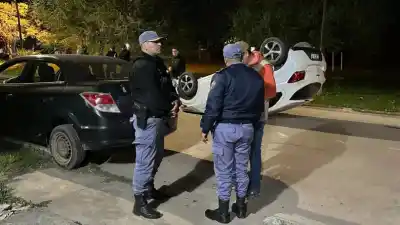 Chocó contra un auto estacionado en pleno centro y el dato que dejó el impacto