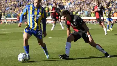 El VAR metió la cola en el clásico: Cóccaro apareció en el final y lo empató