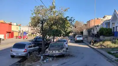Viven entre basura y autos abandonados a metros de la comisaría: el reclamo que nadie escucha