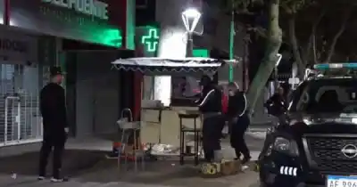Un robo insólito en el corazón de Mendoza: así vaciaron un kiosco móvil en plena avenida