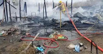 Incendio en Tunuyán: el fuego arrasó con tres viviendas y dejó un tendal