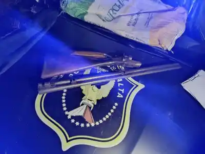 Un conductor llevaba un arma en el auto: el control que lo delató