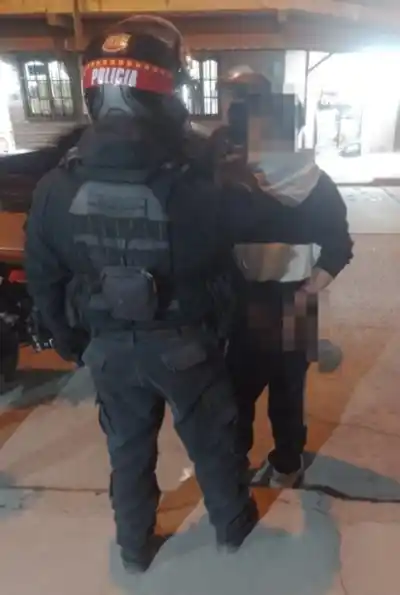 Circulaba en una moto y el control policial destapó un secreto que no esperaba
