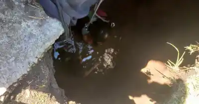 Rescate extremo en Rosario: un hombre quedó atrapado en las profundidades de su propio patio