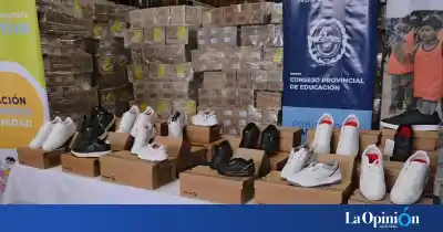 Miles de zapatillas para estudiantes: el punto de partida de la entrega en Santa Cruz