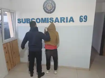 Un hombre forzó la entrada de una casa y quiso atacar a su amigo con un cuchillo: el hallazgo que complicó todo